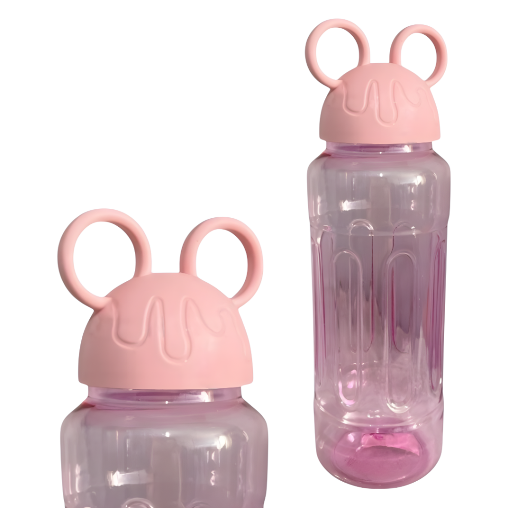 Botella rosa de 300 ml para niños, hecha de plástico ligero y resistente. Con tapa segura y agarraderas, es fácil de usar. Ideal para mantener a los pequeños hidratados en casa, en la escuela o al aire libre. Perfecta para jugos y agua.