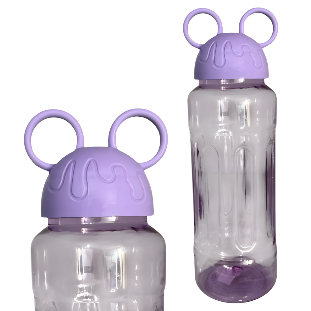 Botella lila de 300 ml para niños, hecha de plástico ligero y resistente. Con tapa segura y agarraderas, es fácil de usar. Ideal para mantener a los pequeños hidratados en casa, en la escuela o al aire libre. Perfecta para jugos y agua.