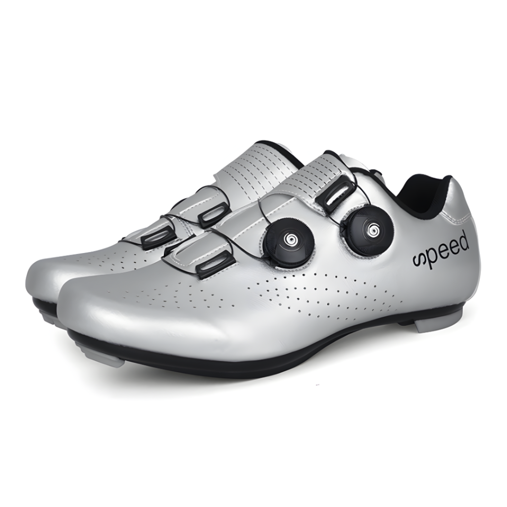 Optimiza tu rendimiento en la bicicleta con las Zapatillas de Ciclismo Ruta Speed MTB en talla 41. Su diseño plateado combina estilo y funcionalidad! 