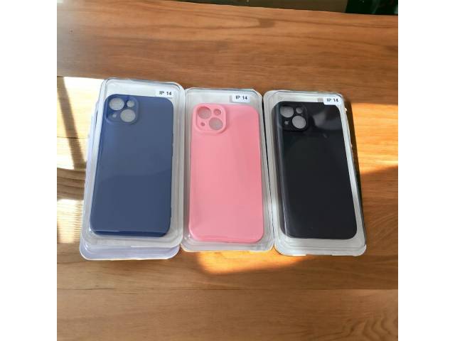 Protege tu iPhone  con estilo con esta funda de silicona. Fabricada con silicona suave y flexible, esta funda se adapta perfectamente a tu teléfono y lo protege de arañazos, golpes y caídas.