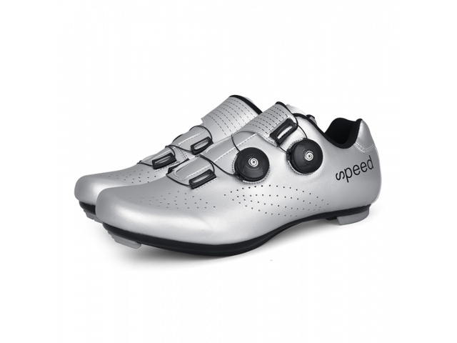 Optimiza tu rendimiento en la bicicleta con las Zapatillas de Ciclismo Ruta Speed MTB en talla 41. Su diseño plateado combina estilo y funcionalidad! 