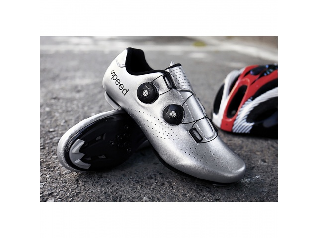 Optimiza tu rendimiento en la bicicleta con las Zapatillas de Ciclismo Ruta Speed MTB en talla 41. Su diseño plateado combina estilo y funcionalidad! 