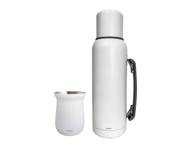 Combo  termo de acero inoxidable de 1 litro que mantiene la temperatura de tus bebidas por 12 horas y un mate de acero inoxidable de 260 ml. El termo tiene un diseño ergonómico con asa para un agarre cómodo y un tapón cebador para cebar mate fácilmente.