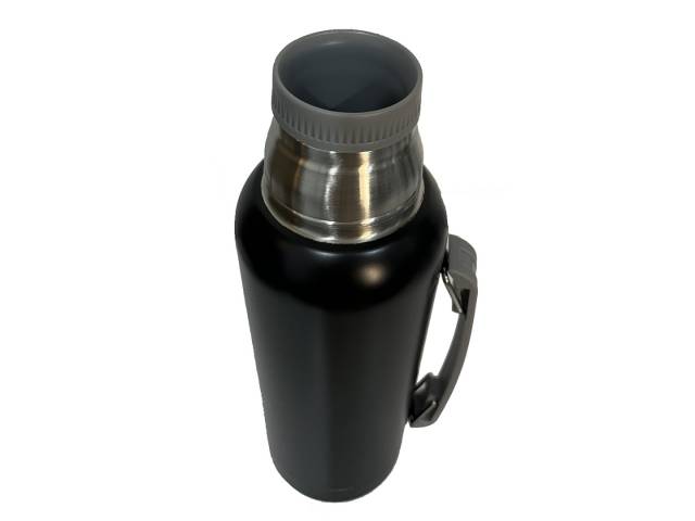 Combo  termo de acero inoxidable de 1 litro que mantiene la temperatura de tus bebidas por 12 horas y un mate de acero inoxidable de 260 ml. El termo tiene un diseño ergonómico con asa para un agarre cómodo y un tapón cebador para cebar mate fácilmente.