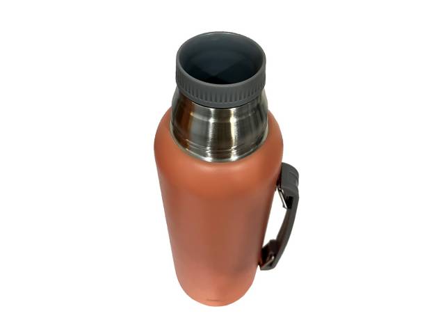 Combo  termo de acero inoxidable de 1 litro que mantiene la temperatura de tus bebidas por 12 horas y un mate de acero inoxidable de 260 ml. El termo tiene un diseño ergonómico con asa para un agarre cómodo y un tapón cebador para cebar mate fácilmente.