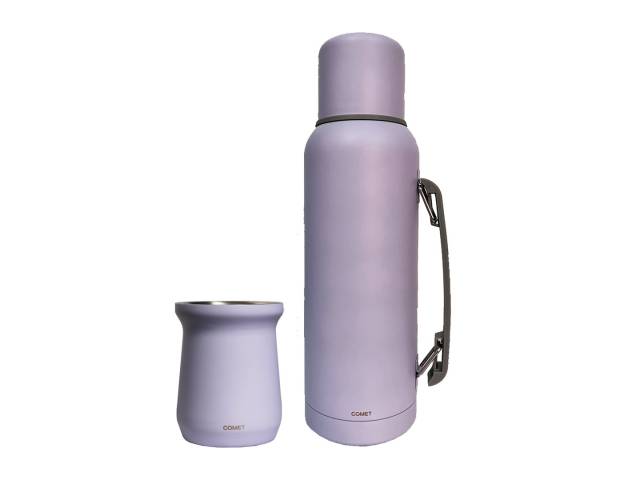 Combo  termo de acero inoxidable de 1 litro que mantiene la temperatura de tus bebidas por 12 horas y un mate de acero inoxidable de 260 ml. El termo tiene un diseño ergonómico con asa para un agarre cómodo y un tapón cebador para cebar mate fácilmente.