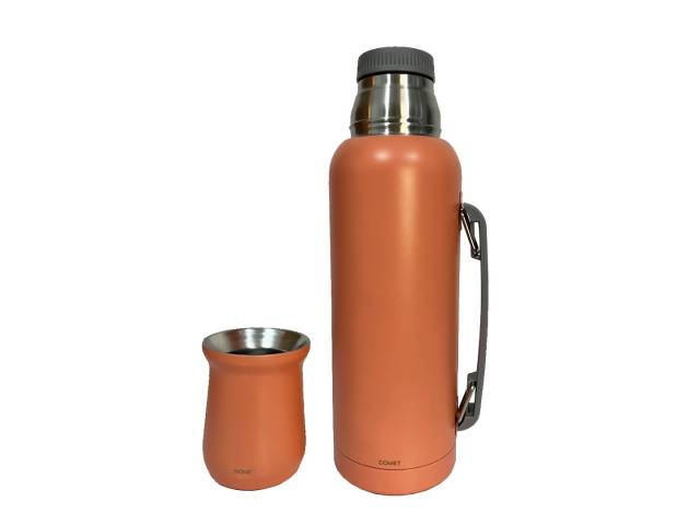 Combo  termo de acero inoxidable de 1 litro que mantiene la temperatura de tus bebidas por 12 horas y un mate de acero inoxidable de 260 ml. El termo tiene un diseño ergonómico con asa para un agarre cómodo y un tapón cebador para cebar mate fácilmente.