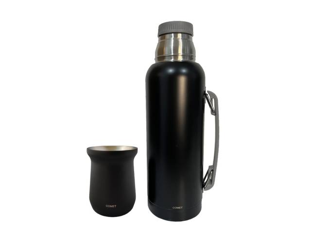 Combo  termo de acero inoxidable de 1 litro que mantiene la temperatura de tus bebidas por 12 horas y un mate de acero inoxidable de 260 ml. El termo tiene un diseño ergonómico con asa para un agarre cómodo y un tapón cebador para cebar mate fácilmente.