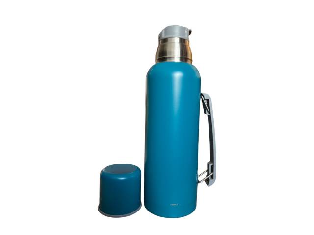 Combo  termo de acero inoxidable de 1 litro que mantiene la temperatura de tus bebidas por 12 horas y un mate de acero inoxidable de 260 ml. El termo tiene un diseño ergonómico con asa para un agarre cómodo y un tapón cebador para cebar mate fácilmente.