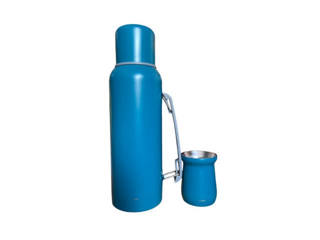 Combo  termo de acero inoxidable de 1 litro que mantiene la temperatura de tus bebidas por 12 horas y un mate de acero inoxidable de 260 ml. El termo tiene un diseño ergonómico con asa para un agarre cómodo y un tapón cebador para cebar mate fácilmente.