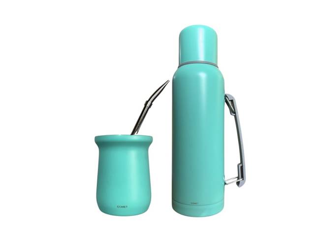 Combo  termo de acero inoxidable de 1 litro que mantiene la temperatura de tus bebidas por 12 horas y un mate de acero inoxidable de 260 ml. El termo tiene un diseño ergonómico con asa para un agarre cómodo y un tapón cebador para cebar mate fácilmente.