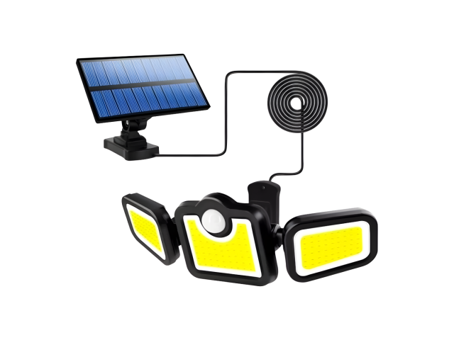 Foco solar de tres cabezales con diseño moderno y funcional. Tiene una potencia de 20W y cuenta con 171 LEDs COB que emiten luz fría. Equipado con control remoto, sensor de movimiento y fotocélula, se enciende automáticamente al anochecer. Ofrece tres mod