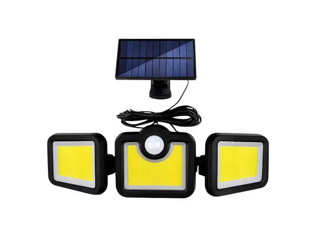 Foco solar de tres cabezales con diseño moderno y funcional. Tiene una potencia de 20W y cuenta con 171 LEDs COB que emiten luz fría. Equipado con control remoto, sensor de movimiento y fotocélula, se enciende automáticamente al anochecer. Ofrece tres mod