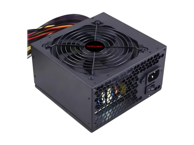 Fuente de Poder Arktek ATX 600W, certificada 80 Plus White, ofrece 600W reales para un rendimiento eficiente. Con un diseño compacto de 150 x 140 x 85 mm, incluye protección múltiple contra sobrecargas y cortocircuitos. Ideal para gamers y estaciones de t