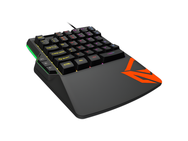 Teclado gamer KB015, ratón C011 y mouse pad, con retroiluminación RGB. El teclado tiene un diseño compacto y 35 teclas programables, ideal para juegos y oficina. El ratón cuenta con un sensor óptico de 6400 DPI y botones laterales. Perfectos para una expe