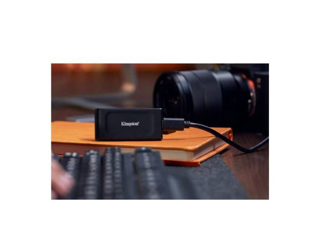 Descubre el rendimiento del Disco Externo SSD Kingston XS1000 de 1TB. Con su diseño portátil y robusto, es perfecto para transferencias rápidas y almacenamiento seguro. Ideal para gamers y creadores de contenido, ¡no te quedes sin espacio y lleva tus arch