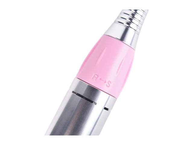 Potencia y estilo se unen en el Lápiz para Torno de Uñas de 12V. Con 35,000 RPM MAX y conector de 5 pines, es perfecto para manicuras y pedicuras profesionales. Su diseño rosa añade un toque chic a tu kit de belleza. ¡Logra resultados impecables con facil