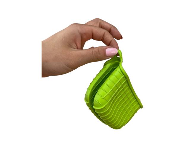 "Mejora tu experiencia culinaria con la manopla de silicona verde. Su diseño ergonómico y resistencia al calor la hacen imprescindible para cualquier cocina. ¡Atrévete a usarla!" 