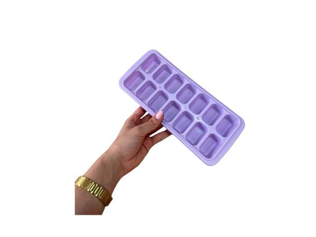 "Disfruta de hielo fácil con la cubetera flexible de silicona violeta. Con dimensiones de 35x11x2.5 cm, es perfecta para hacer cubitos sin esfuerzo. ¡Hazla tuya y refresca tus bebidas!" 