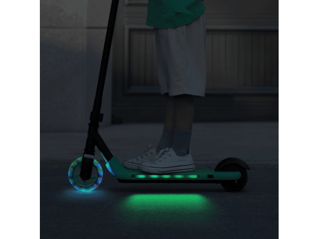 Descubre el Monopatín Eléctrico Segway Zing A6: velocidad de 12 km/h, diseño seguro y divertido en verde y negro. ¡Perfecto para que los niños se diviertan al aire libre!