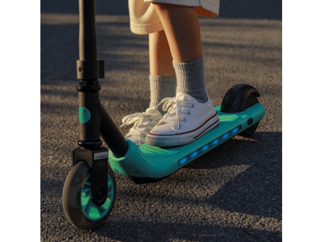 Descubre el Monopatín Eléctrico Segway Zing A6: velocidad de 12 km/h, diseño seguro y divertido en verde y negro. ¡Perfecto para que los niños se diviertan al aire libre!