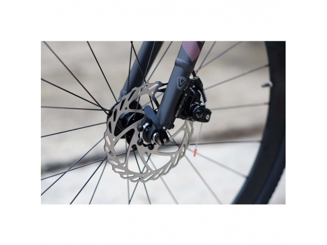 ¿Estás listo para vivir aventuras inolvidables? La Idra 24V es tu compañera perfecta. Con su cuadro de aluminio resistente y su transmisión Shimano de 24 velocidades, podrás enfrentar cualquier terreno. 