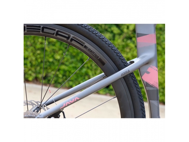 ¿Estás listo para vivir aventuras inolvidables? La Idra 24V es tu compañera perfecta. Con su cuadro de aluminio resistente y su transmisión Shimano de 24 velocidades, podrás enfrentar cualquier terreno. 