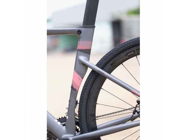 ¿Estás listo para vivir aventuras inolvidables? La Idra 24V es tu compañera perfecta. Con su cuadro de aluminio resistente y su transmisión Shimano de 24 velocidades, podrás enfrentar cualquier terreno. 