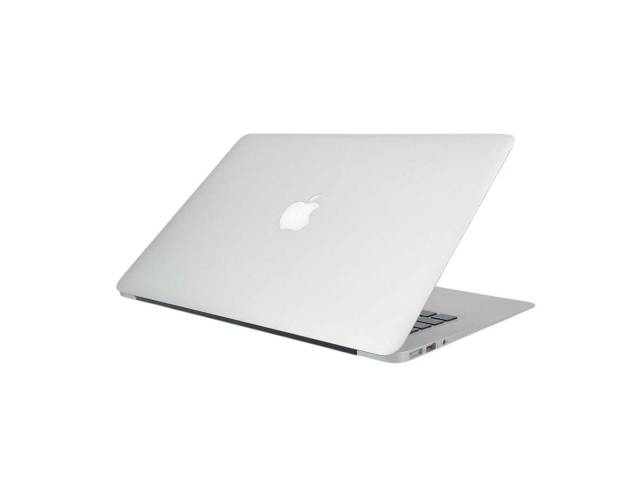 Optimiza tu productividad con la Notebook Apple MacBook Air de 13.3". Su procesador Core i5 y 8GB de RAM garantizan un rendimiento fluido, mientras que el SSD de 128GB ofrece almacenamiento rápido. Ligera y portátil, es ideal para quienes buscan estilo y 