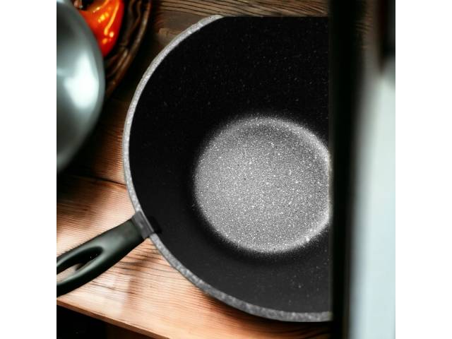 Cocina con facilidad y estilo con la Olla con Mango Antiadherente COMET 18cm - Bordo. Su superficie antiadherente facilita la limpieza y evita que los alimentos se peguen. Además, su mango antiadherente te ofrece un agarre cómodo y seguro.