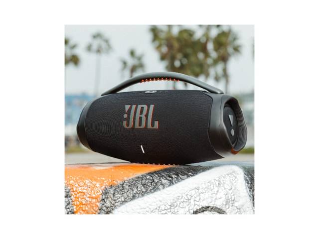 El Parlante Inalámbrico JBL Boombox 3 IP67 Bluetooth camuflado te ofrece una experiencia musical sin igual. Disfruta de un sonido potente e inmersivo de 240 vatios con JBL Original Pro. Llévalo a donde quieras sin preocupaciones, gracias a su certificació