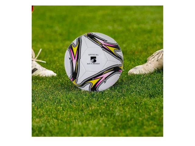  ¡Domina el campo con nuestra pelota de fútbol de alta calidad! Diseñada con un material sintético que imita el cuero, esta pelota garantiza resistencia y durabilidad en cada partido. 