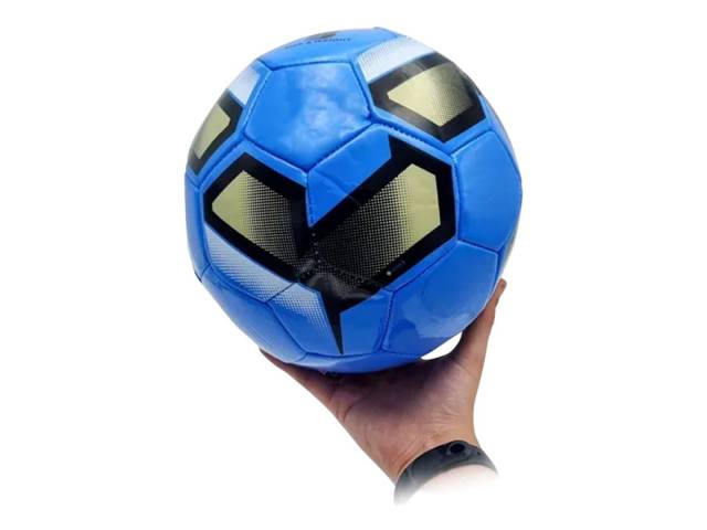  ¡Domina el campo con nuestra pelota de fútbol de alta calidad! Diseñada con un material sintético que imita el cuero, esta pelota garantiza resistencia y durabilidad en cada partido. 