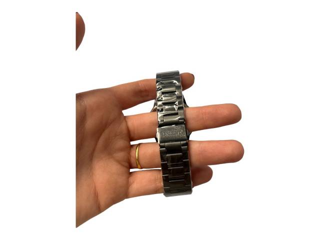 Combina estilo y funcionalidad con el Reloj ORIENT para Hombre. Con su movimiento de cuarzo preciso, resistencia al agua de 50 metros y pulsera de metal, este reloj es perfecto para cualquier ocasión.