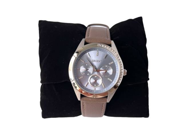 Combina estilo y funcionalidad con el Reloj ORIENT para Dama. Con su movimiento de cuarzo preciso, resistencia al agua de 50 metros y pulsera de metal, este reloj es perfecto para cualquier ocasión.