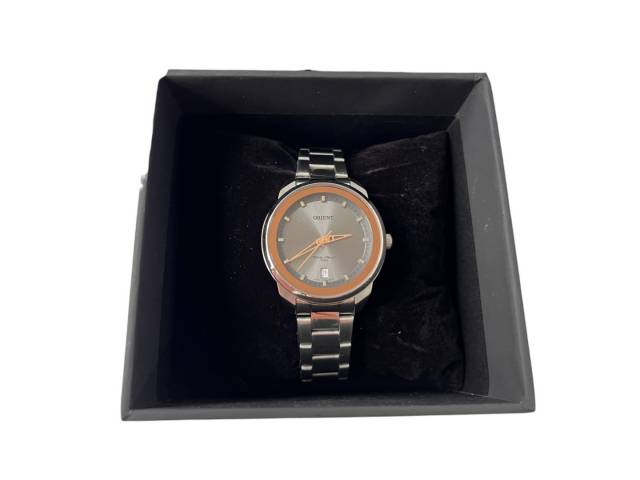 reloj elegante y resistente diseñado para mujeres. Con una caja de acero inoxidable de 3 cm de diámetro y resistencia al agua de 50 metros, este reloj ofrece durabilidad y estilo.