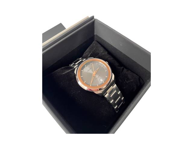 reloj elegante y resistente diseñado para mujeres. Con una caja de acero inoxidable de 3 cm de diámetro y resistencia al agua de 50 metros, este reloj ofrece durabilidad y estilo.