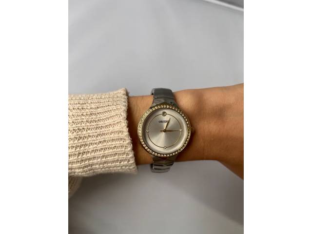 reloj elegante y resistente diseñado para mujeres. Con una caja de acero inoxidable de 3 cm de diámetro y resistencia al agua, este reloj ofrece durabilidad y estilo.