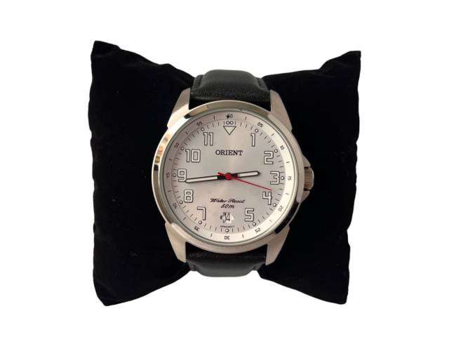 Descubre el Reloj Orient para hombre: correa de cuero, resistente al agua hasta 50 metros. Elegancia y funcionalidad en un solo reloj