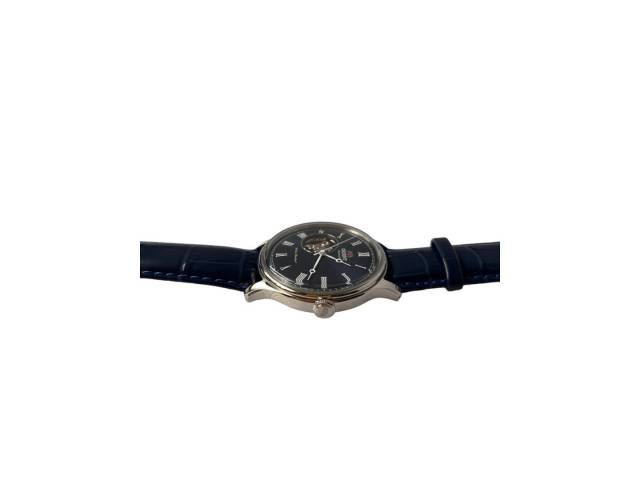 Descubre el Reloj Orient para hombre cuero y tela, resistente al agua hasta 50 metros. Elegancia y funcionalidad en un solo reloj