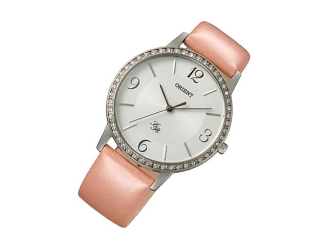 Elección perfecta para quienes buscan un estilo clásico y moda en un accesorio. Con su pulsera de cuero rosa y tablero blanco, este reloj combina elegancia y simplicidad. 