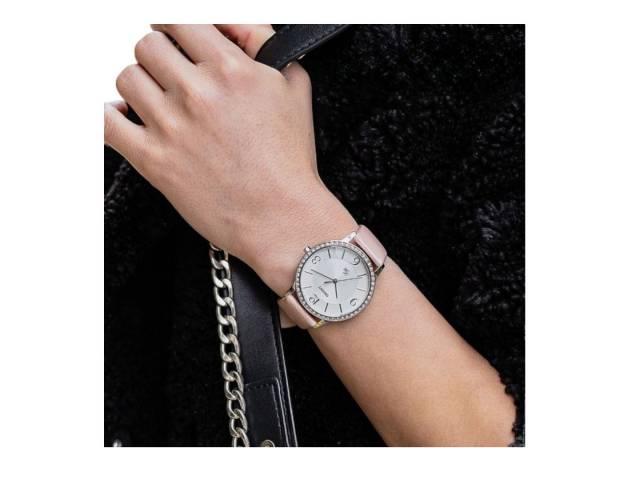 Elección perfecta para quienes buscan un estilo clásico y moda en un accesorio. Con su pulsera de cuero rosa y tablero blanco, este reloj combina elegancia y simplicidad. 