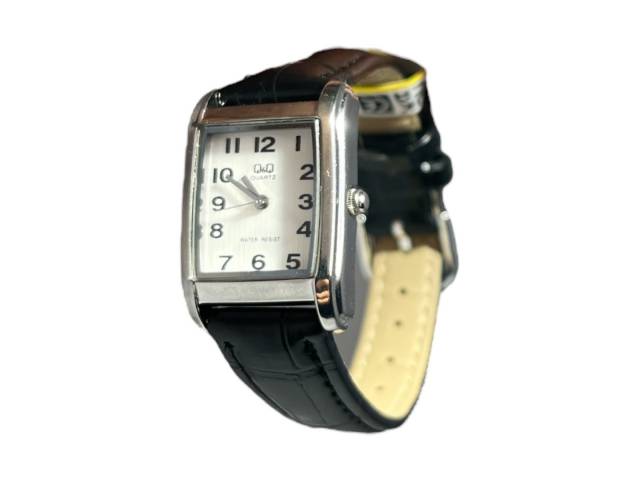 Reloj Q&Q VG33J304Y: Elegancia minimalista para la mujer moderna. Caja rectangular PLATEADA, esfera blanca y malla de cuero negro. Resistente al agua y movimiento de cuarzo japonés.