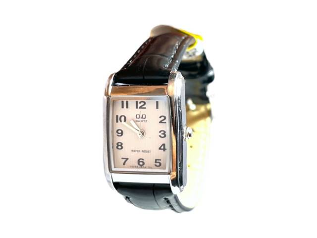 Reloj Q&Q VG33J304Y: Elegancia minimalista para la mujer moderna. Caja rectangular PLATEADA, esfera blanca y malla de cuero negro. Resistente al agua y movimiento de cuarzo japonés.