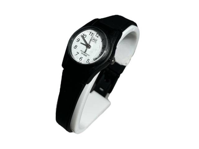 Reloj Q&Q Análogo 10BAR Silicona Negro Resistente al Agua: Un compañero confiable para tu día a día.