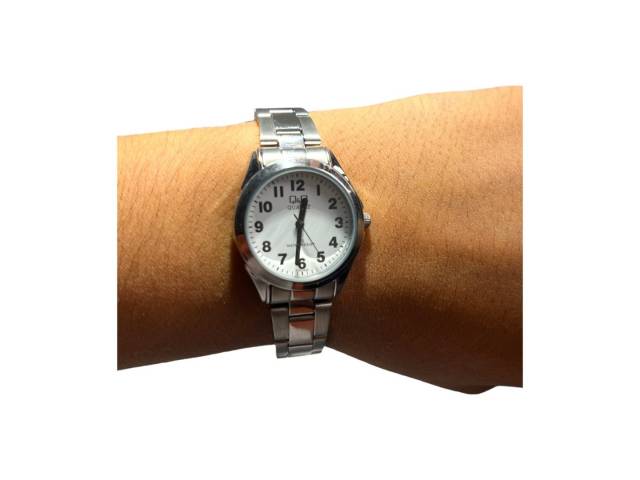El reloj Q&Q C193J204Y combina un diseño clásico con la precisión de un movimiento análogo. Su caja de acero inoxidable y su correa de metal lo convierten en un accesorio elegante y duradero. Resistente al agua y con segundero central, este reloj es perfe