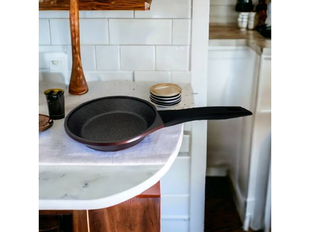 Cocina con estilo y facilidad con la Sartén Comet Antiadherente 20 cm - Bordo. Su superficie antiadherente facilita la limpieza y evita que los alimentos se peguen. Además, su mango ergonómico te ofrece un agarre cómodo y seguro.