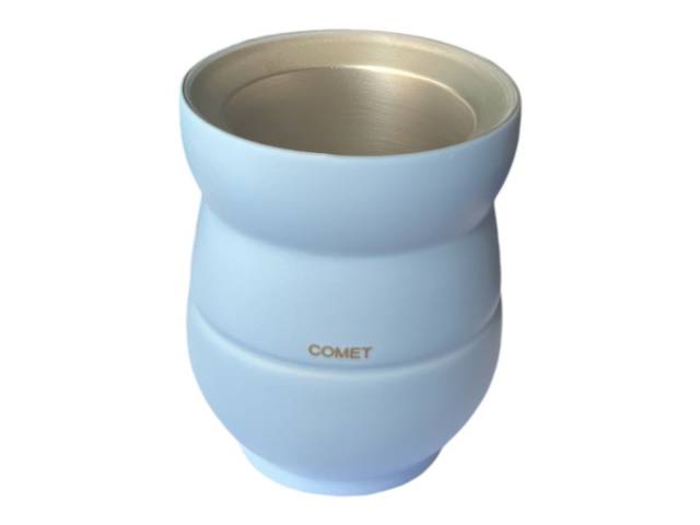 Tu compañero perfecto para el mate! El combo Comet te permite disfrutar de un mate caliente en cualquier lugar y a cualquier hora. Con su diseño elegante y su capacidad de mantener la temperatura.