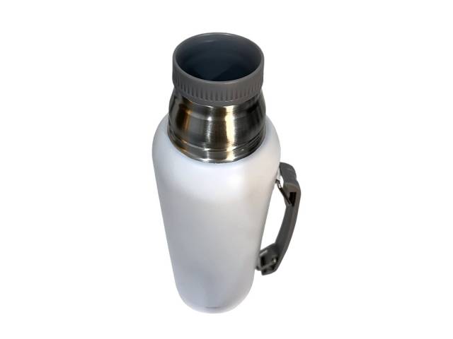 Tu COMBO ideal para cualquier ocasión. Con una capacidad de 1 litro y un diseño elegante, este termo de acero inoxidable mantendrá tus bebidas a la temperatura ideal por hasta 12 horas. Incluye un mate de 160 ml para disfrutar de tu compañía favorita.