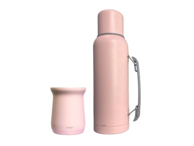 Tu COMBO ideal para cualquier ocasión. Con una capacidad de 1 litro y un diseño elegante, este termo de acero inoxidable mantendrá tus bebidas a la temperatura ideal por hasta 12 horas. Incluye un mate de 160 ml para disfrutar de tu compañía favorita.